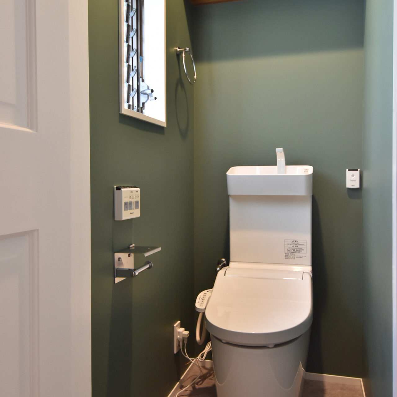 深緑の壁のトイレ