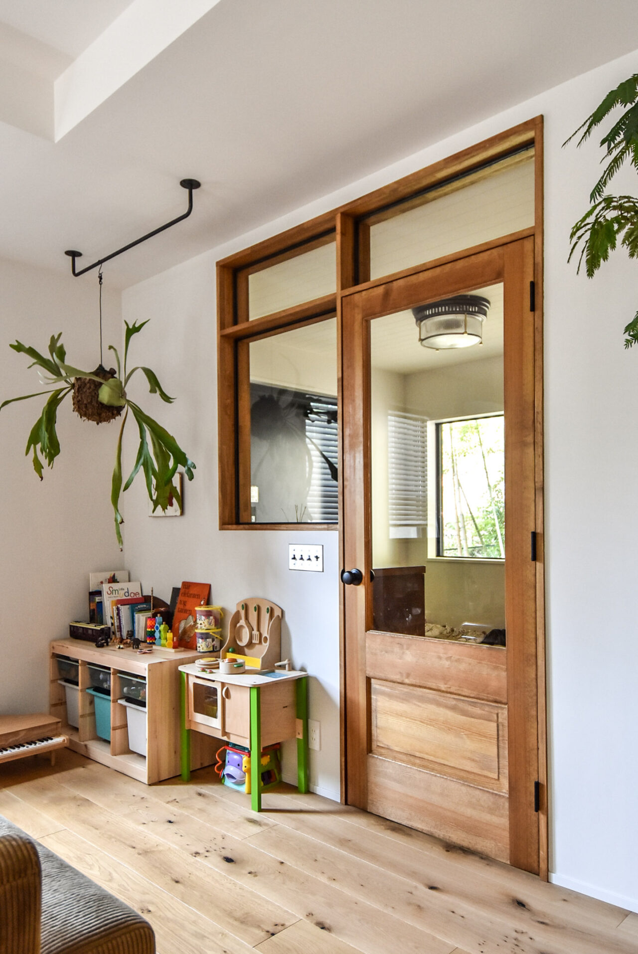 無垢の木製ドアと木製の室内窓