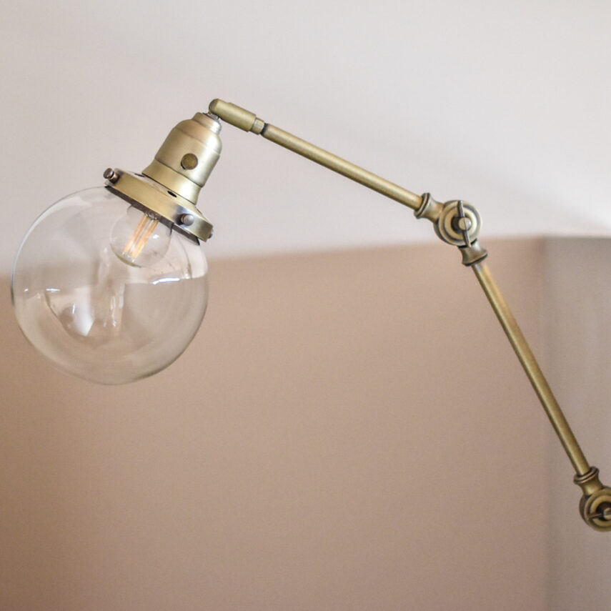 真鍮のアームと丸いガラスの電球の照明