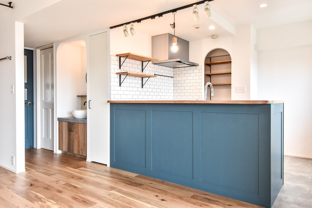 ブルーの框組みのカウンターのキッチン