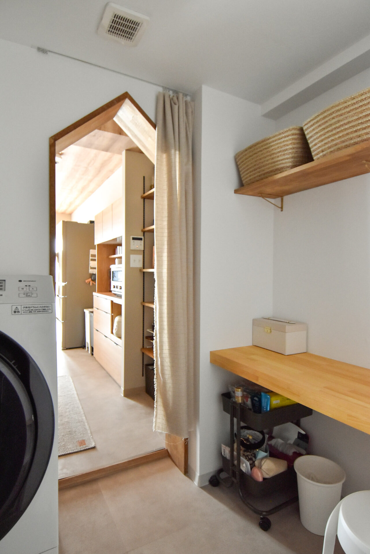 ユーティリティールームは洗濯機置き場、脱衣スペースと作業台兼メイクスペースとして活用