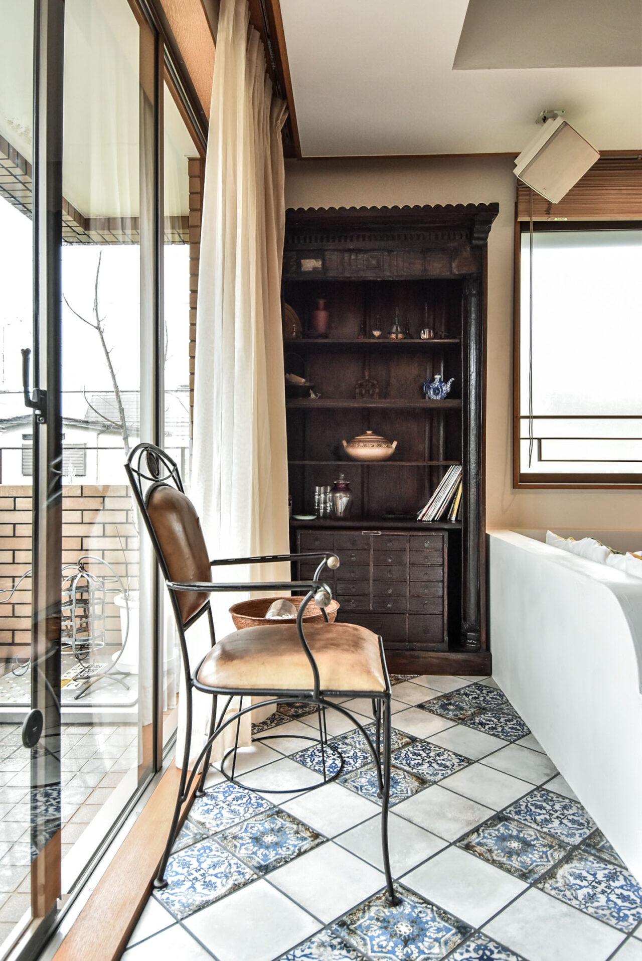 インナーバルコニーのタイルの床とアンティークの家具