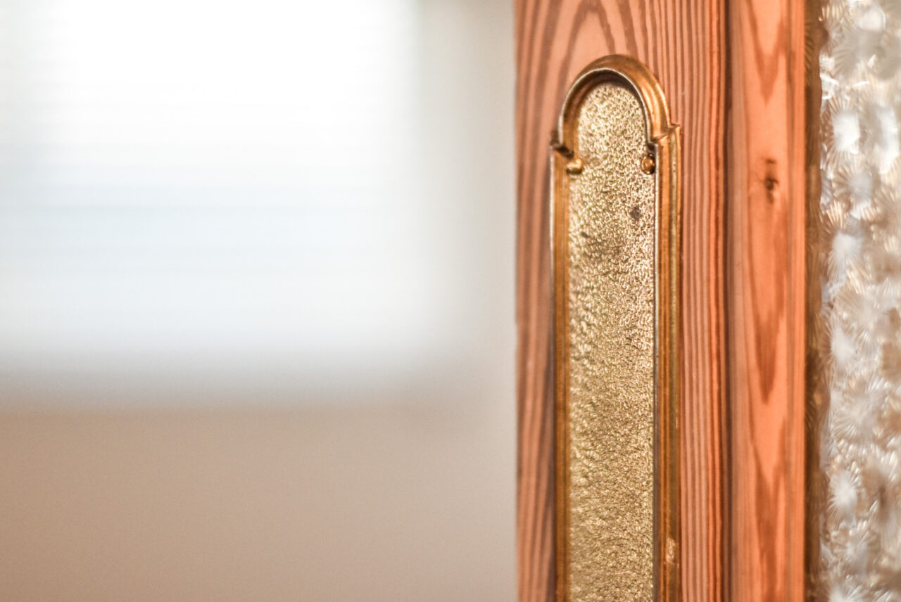 金色の質感が特徴の木製ドアハンドル
