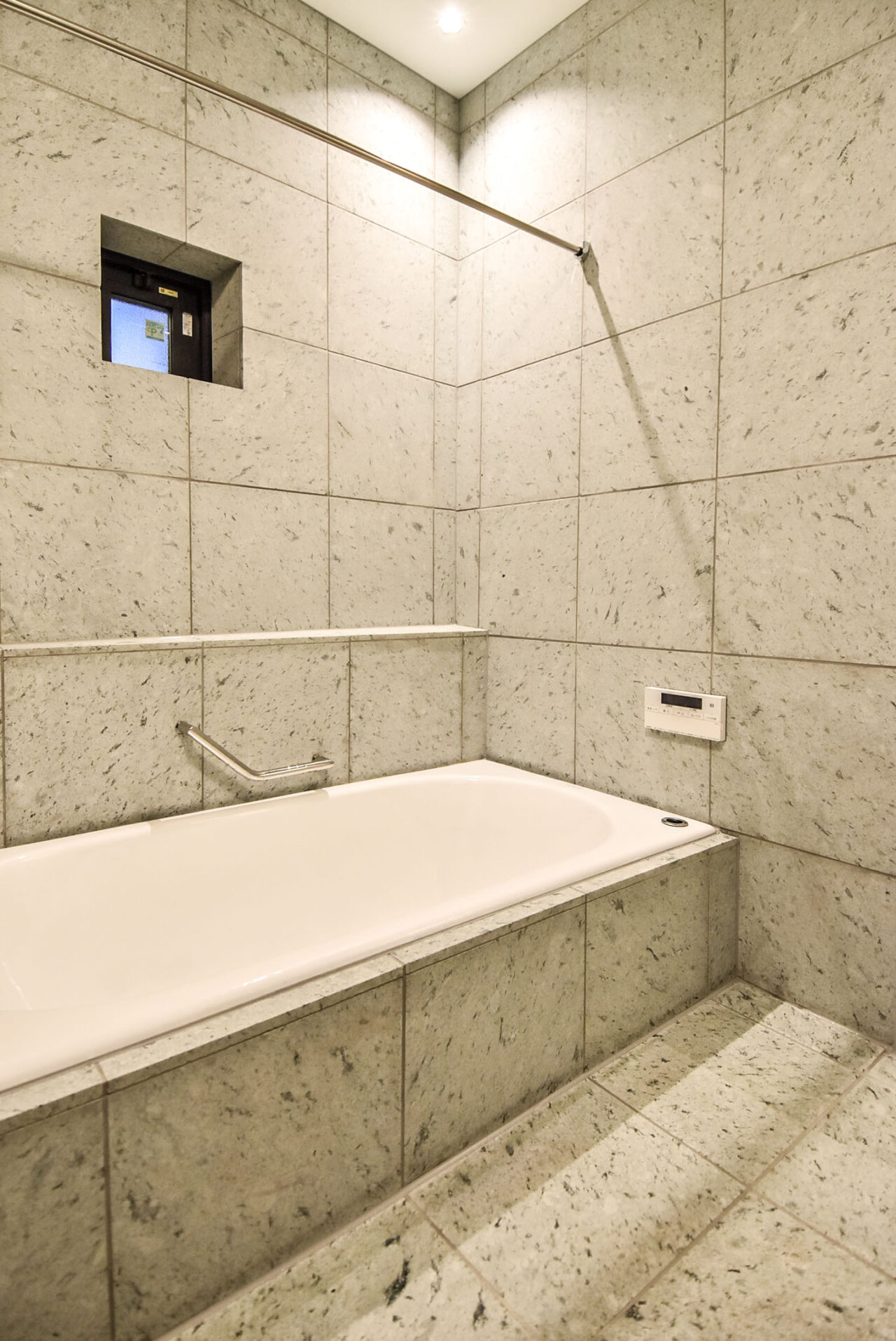 床と壁がタイル貼りの浴室