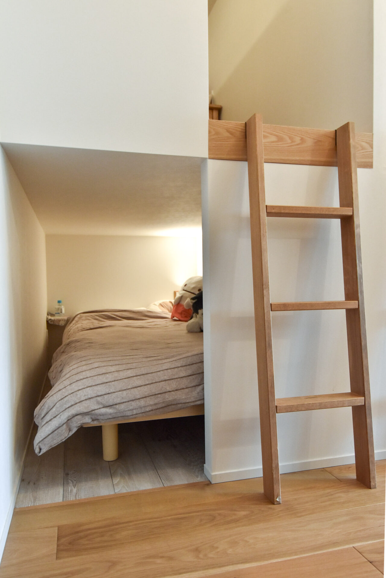 お子様の勉強部屋と寝室が2段になったはしご付きのロフトスペース