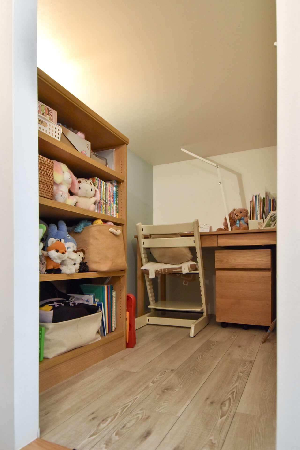 お子様の勉強部屋と寝室が2段になったはしご付きのロフトスペース