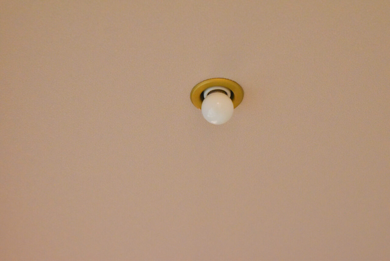 シンプルなデザインの天井ライト。小さな電球が天井に埋め込まれています。