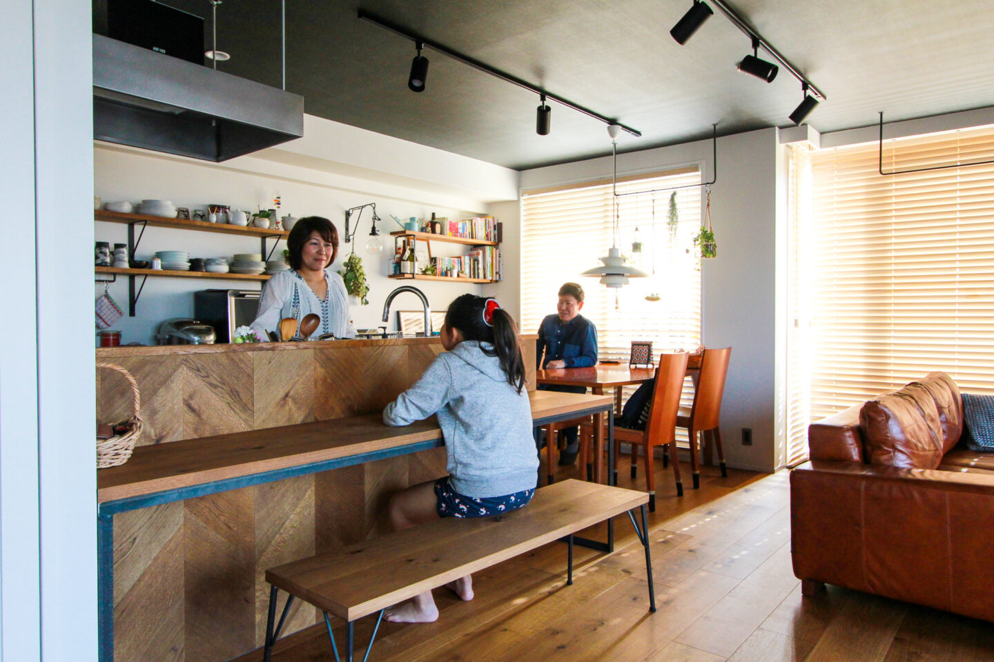 家族の憩いの場　カフェ風カウンターと黒い畳の小上がり