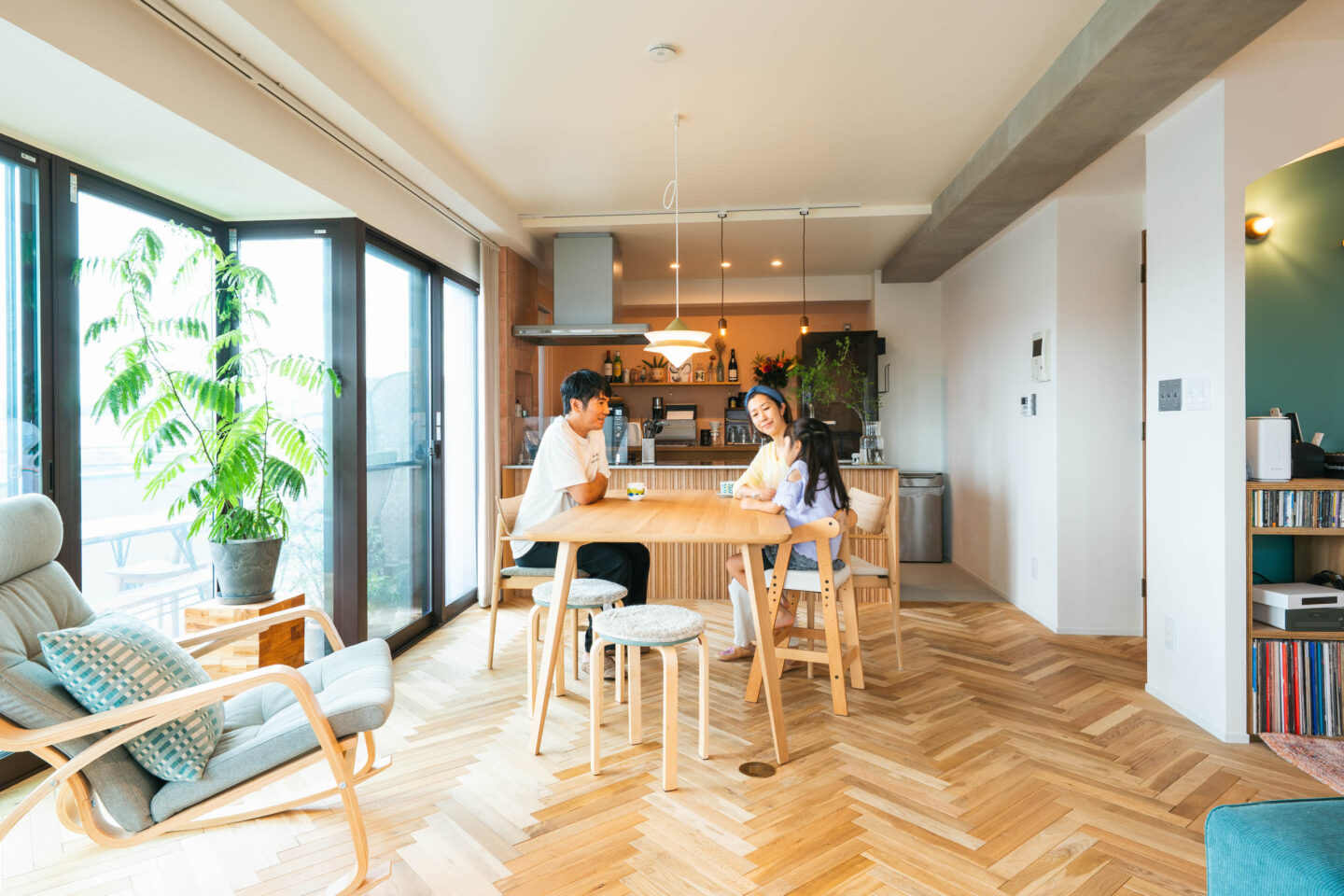 自分らしい色と素材でつくる住まい—物件探しからリノベまでワンストップで叶えた理想のマンションリノベーション