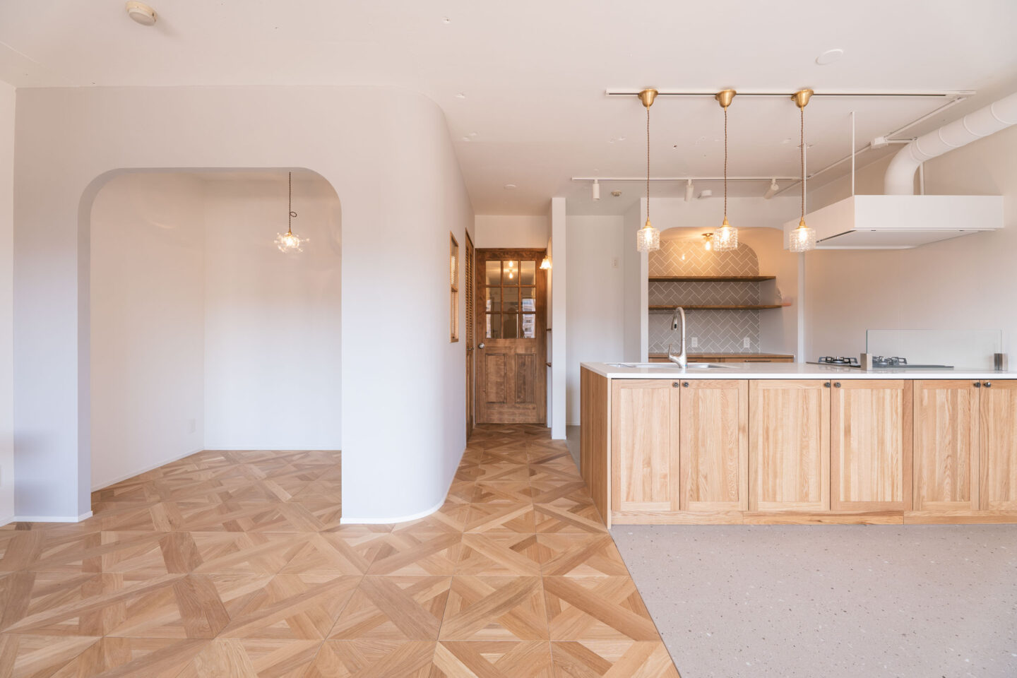 コンパクトに心地よく整える。淡いグレーと木の住まい【横浜市 マンション リノベーション】